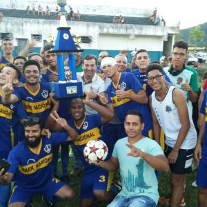 Park levanta a taça na Final da Copa Verão de Futebol Amador em Juquiá