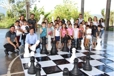 Projeto Xadrez nas Escolas é implantado na rede municipal e estimula raciocínio lógico dos alunos